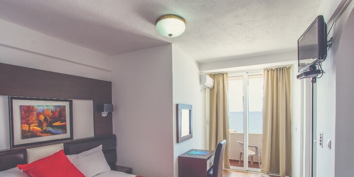 Černá Hora: vybavené apartmány i s balkonem a výhledem na moře, na pláž 10 metrů, bazén, snídaně