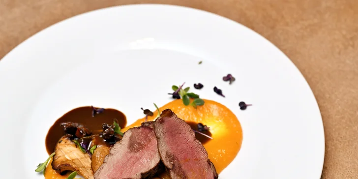 Hlavní chod masového menu: daňčí hřbet s hlívou královskou.