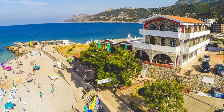 Černá Hora: vybavené apartmány i s balkonem a výhledem na moře, na pláž 10 metrů, bazén, snídaně