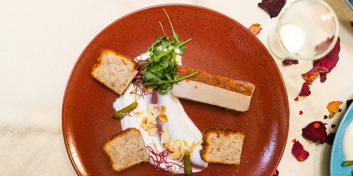 Valentýnská hostina u vás doma: paštika, panenka a cheesecake i návod na food styling