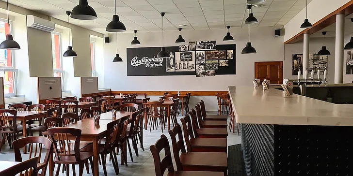 Pořádná hostina: 500 g grilovaných vepřových žebírek, omáčky a pečivo