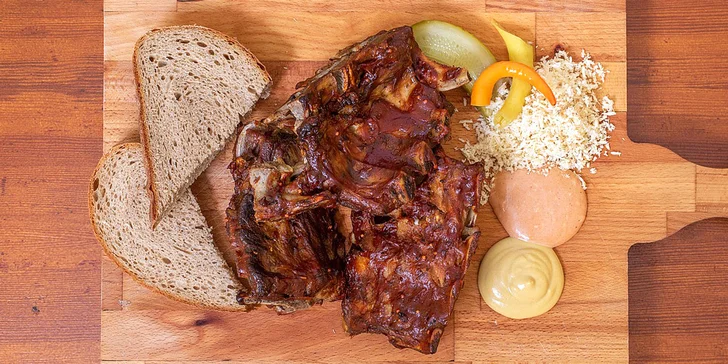 Pořádná hostina: 500 g grilovaných vepřových žebírek, omáčky a pečivo