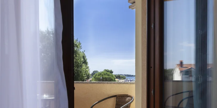 Krásná dovolená v chorvatské Istrii: hotel se snídaní přímo na písečné pláži
