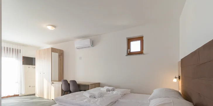 Krásná dovolená v chorvatské Istrii: hotel se snídaní přímo na písečné pláži