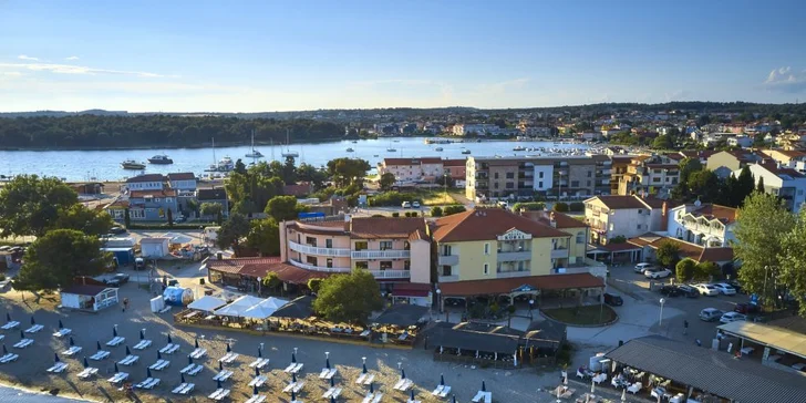 Krásná dovolená v chorvatské Istrii: hotel se snídaní přímo na písečné pláži
