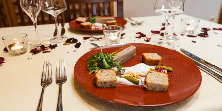 Valentýnská hostina u vás doma: paštika, panenka a cheesecake i návod na food styling