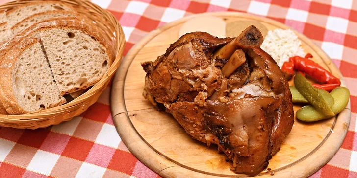 Nebo jste spíš na grilované vepřové koleno? Tak už vybírejte posilu, porce bude totiž pro dva.