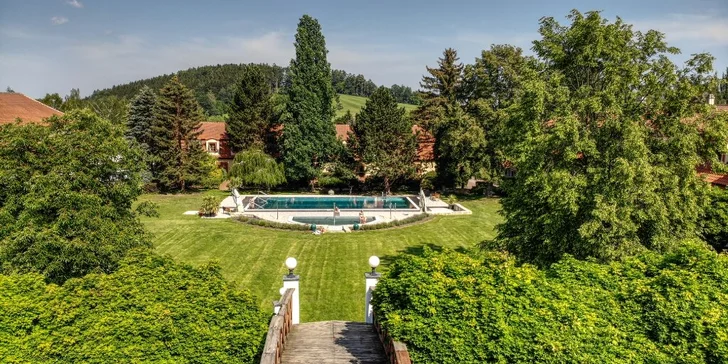 Krásná zahrada obklopující hotel vám zaručí klid.