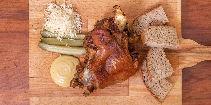 Masové hody: pečené vepřové koleno o váze 1 kg, pečivo, hořčice a křen