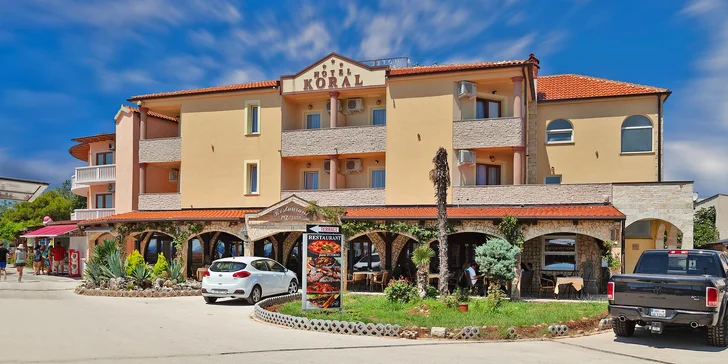 Krásná dovolená v chorvatské Istrii: hotel se snídaní přímo na písečné pláži