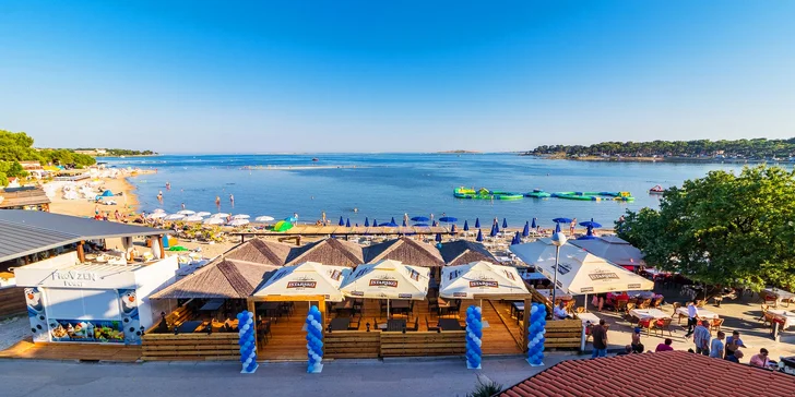 Krásná dovolená v chorvatské Istrii: hotel se snídaní přímo na písečné pláži