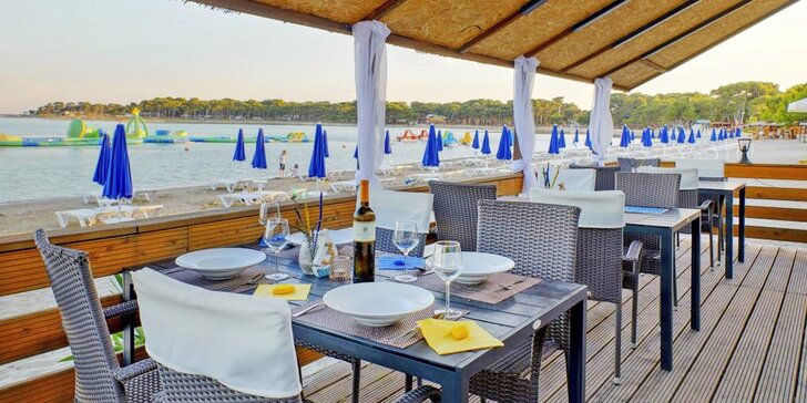 Krásná dovolená v chorvatské Istrii: hotel se snídaní přímo na písečné pláži