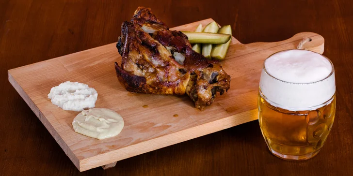 Masové hody: pečené vepřové koleno o váze 1 kg, pečivo, hořčice a křen