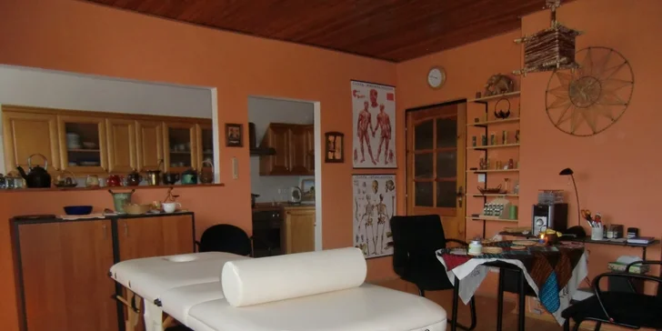 Relaxační masáž 3v1 kombinující Breussovu, klasickou masáž a masáž lávovými kameny