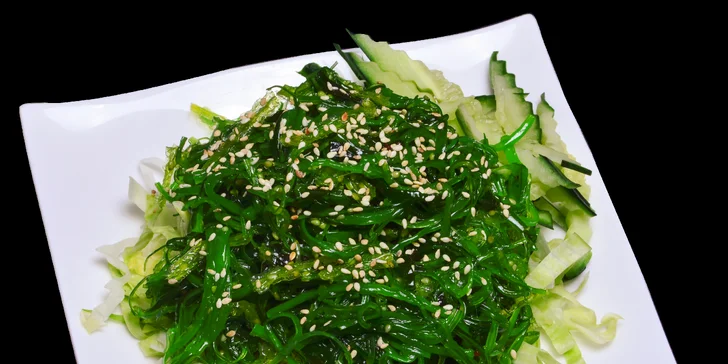 Menu se 40 ks sushi, polévkami a salátem podle výběru pro 2 osoby