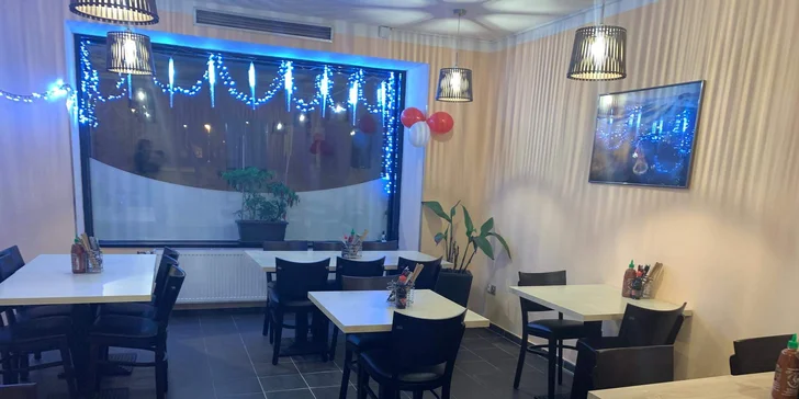 Menu se 40 ks sushi, polévkami a salátem podle výběru pro 2 osoby