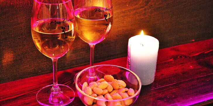 Rodinná atmosféra: posezení s vínem a mandlemi nebo víno s sebou