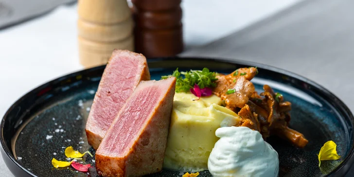 Grilovaný tuniak s limetovo-zemiakovým pyré s kuriatkami a wasabi espumou.