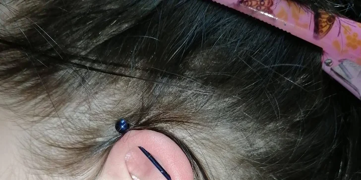 Aplikace piercingu včetně šperku: ret, brada, ucho, pupík nebo jazyk