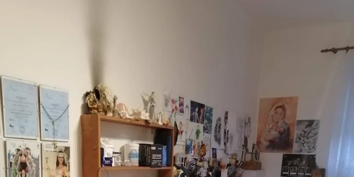 Aplikace piercingu včetně šperku: ret, brada, ucho, pupík nebo jazyk