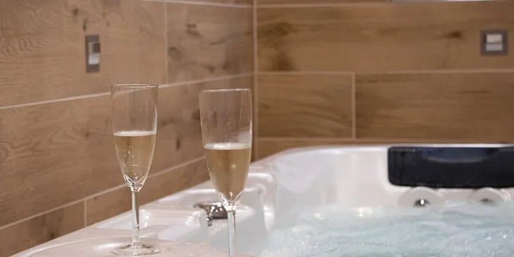 Dovolená na jihu Čech: hotel se snídaněmi, bazénem i privátním wellness