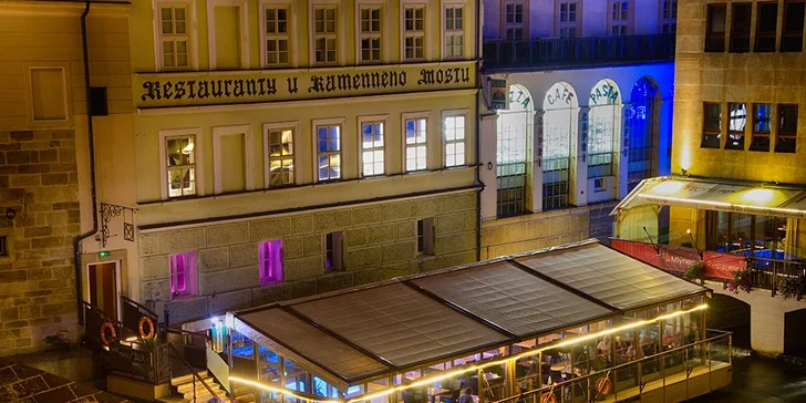 Posezení u Karlova mostu: burger podle výběru, hranolky, salát a cheesecake