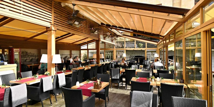 Skvělé jídlo s výhledem na Karlův most: tříchodové menu podle výběru