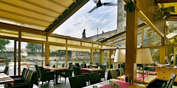 Otevřený voucher na 700, 1000 nebo 1500 Kč do restaurace s výhledem na Karlův most