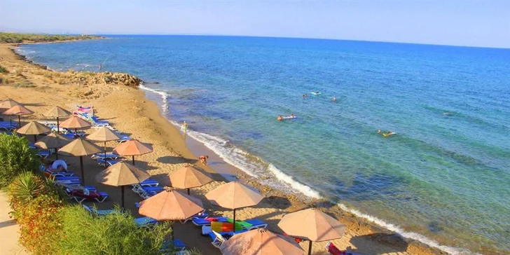 Letní dovolená na Kypru: letenka, ubytování ve 3* hotelu u pláže s bazénem a polopenzí