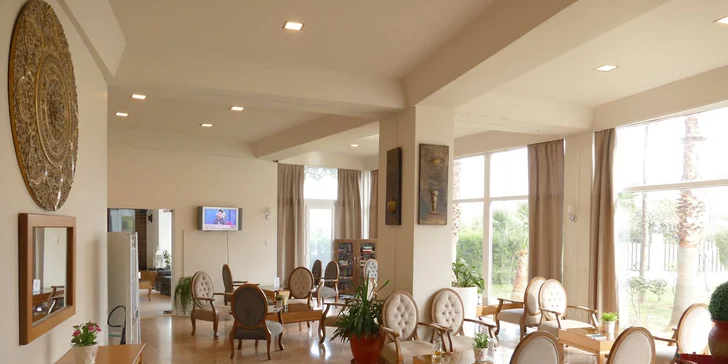 Letní dovolená na Kypru: letenka, ubytování ve 3* hotelu u pláže s bazénem a polopenzí