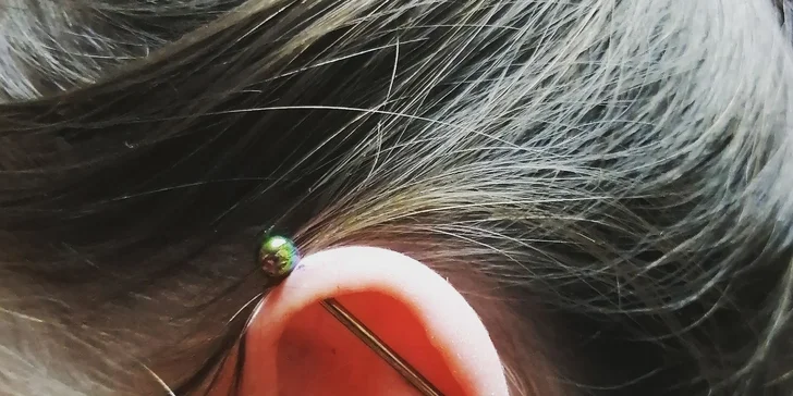 Aplikace piercingu včetně šperku: ret, brada, ucho, pupík nebo jazyk