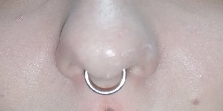 Aplikace piercingu včetně šperku: ret, brada, ucho, pupík nebo jazyk