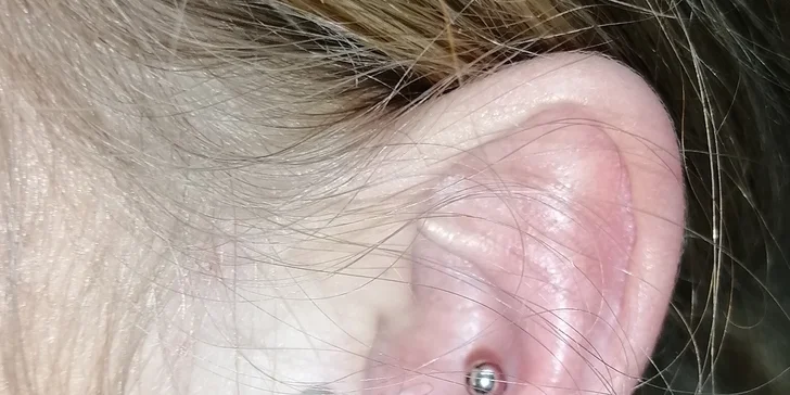 Aplikace piercingu včetně šperku: ret, brada, ucho, pupík nebo jazyk