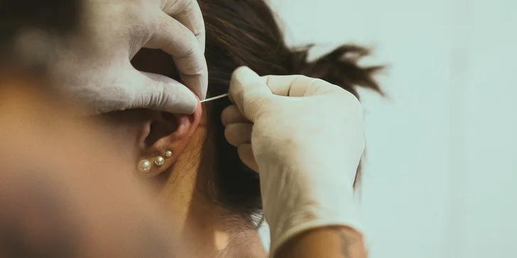 Aplikace piercingu včetně šperku: ret, brada, ucho, pupík nebo jazyk
