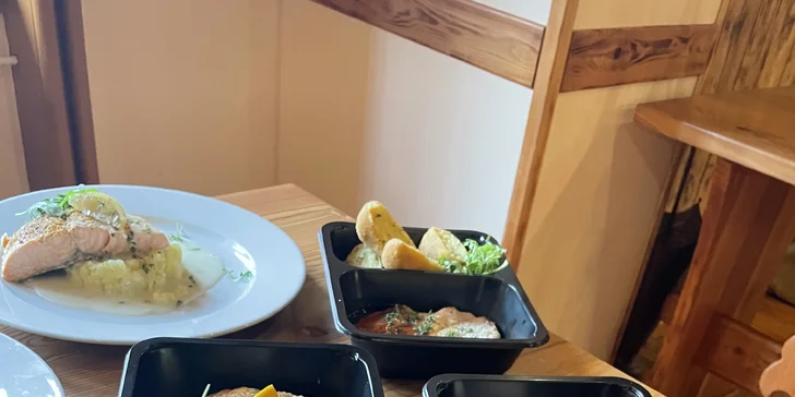 Valentýnské menu k odnosu s sebou: losos, panenka nebo kuřecí prso i lahev sektu