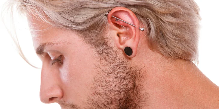Aplikace piercingu včetně šperku: ret, brada, ucho, pupík nebo jazyk