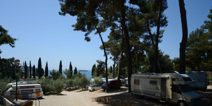 Užijte si dovolenou v Chorvatsku: kemp s mobilními domy blízko pláže
