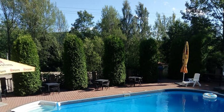 Relax v rodinném penzionu v Jizerských horách: venkovní bazén a snídaně nebo polopenze