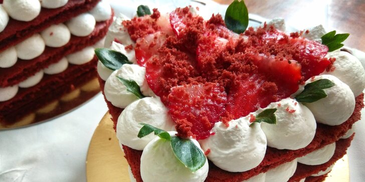 Darujte srdce na Valentýna: sladký dort s jahodami, malinami nebo čokoládou