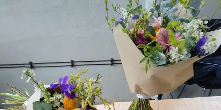 90min. floristický workshop: výroba květinových šperků či dárkové kytice