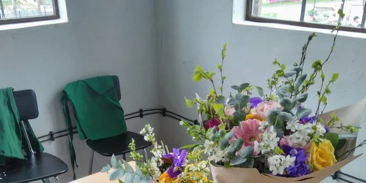 90min. floristický workshop: výroba květinových šperků či dárkové kytice