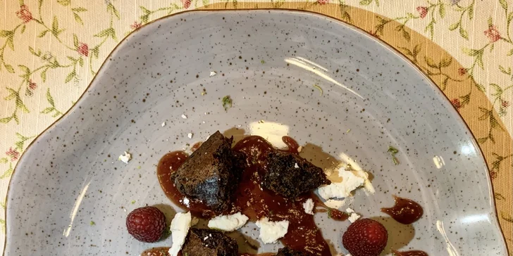 Menu o 3 či 4 chodech i s lahví vína, degustací destilátů či privátním wellness