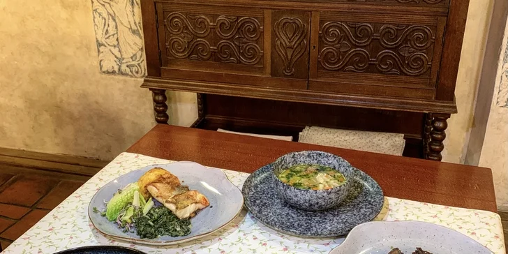 Menu o 3 či 4 chodech i s lahví vína, degustací destilátů či privátním wellness
