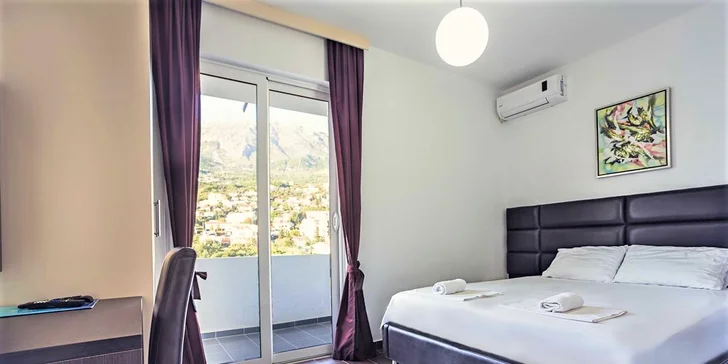 Černá hora: polopenze, vybavené apartmány s klimatizací, z balkonu výhled na Jadran, na pláž 200 metrů