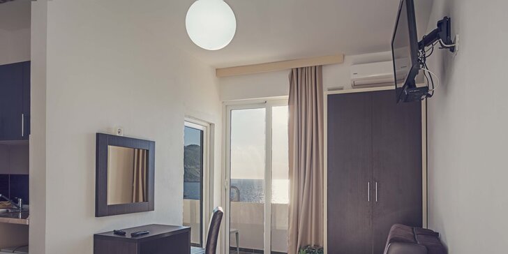 Černá hora: polopenze, vybavené apartmány s klimatizací, z balkonu výhled na Jadran, na pláž 200 metrů