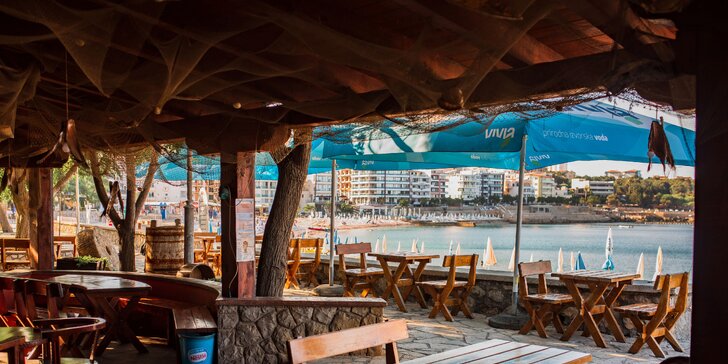 Černá hora: snídaně, vybavené apartmány s klimatizací, z balkonu výhled na Jadran, na pláž 200 metrů