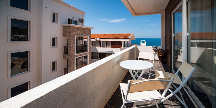 Černá hora: snídaně, vybavené apartmány s klimatizací, z balkonu výhled na Jadran, na pláž 200 metrů