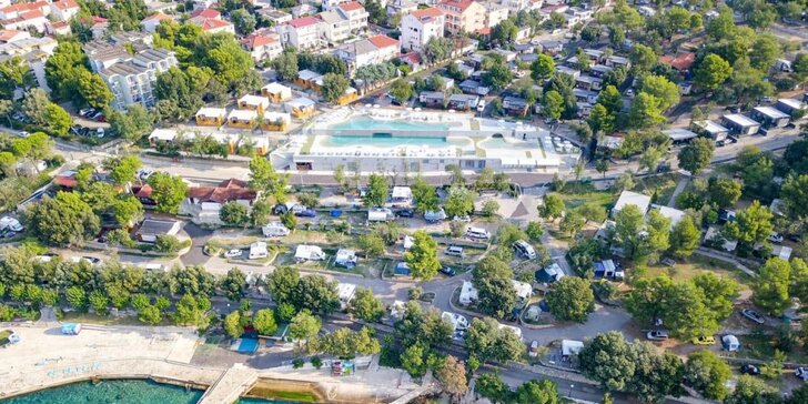 Dovolená v Chorvatsku: plně vybavené mobilní domy až pro 8 osob, blízko moře