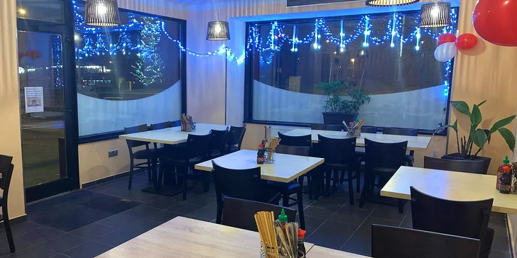 Menu se 40 ks sushi, polévkami a salátem podle výběru pro 2 osoby