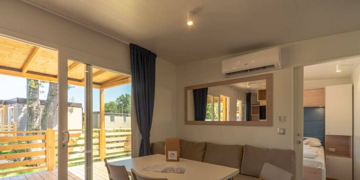 Pobyt na pobřeží v chorvatské Istrii: klimatizovaný a plně vybavený mobilní dům až pro 8 osob s venkovními bazény